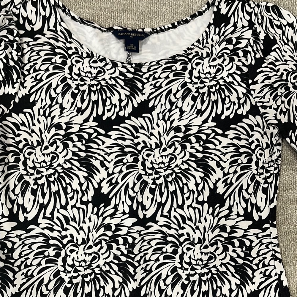 Banana Republic Black and White Mini Sheath Dress with Short Sleeves - Picture 3 of 7